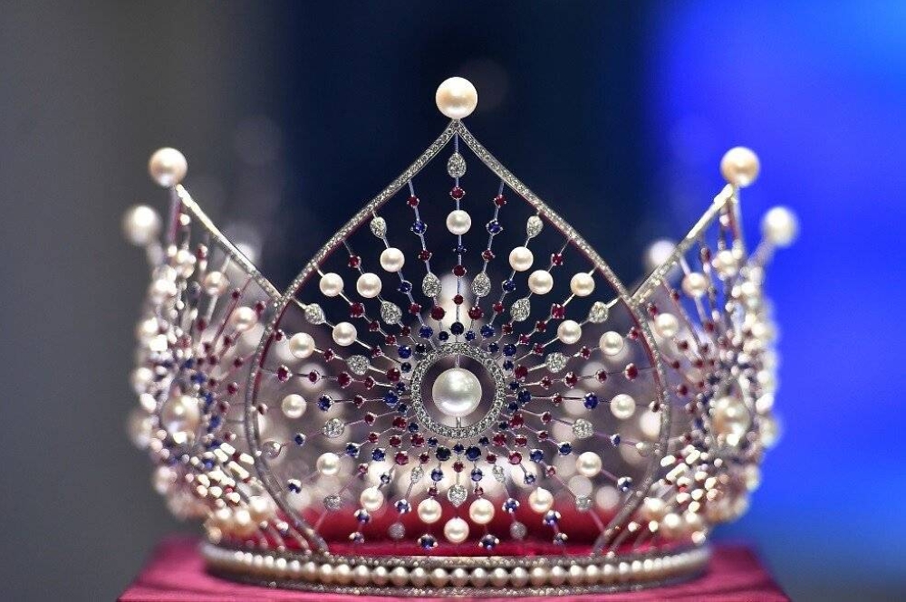 ملكة جمال ترفض تسليم التاج لخليفتها وتحرجها على الهواء