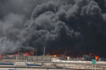 مقتل 3 أشخاص.. حريقان يستهدفان جنوب إيران