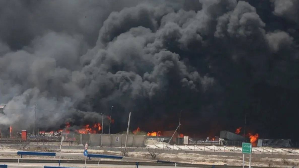 مقتل 3 أشخاص.. حريقان يستهدفان جنوب إيران