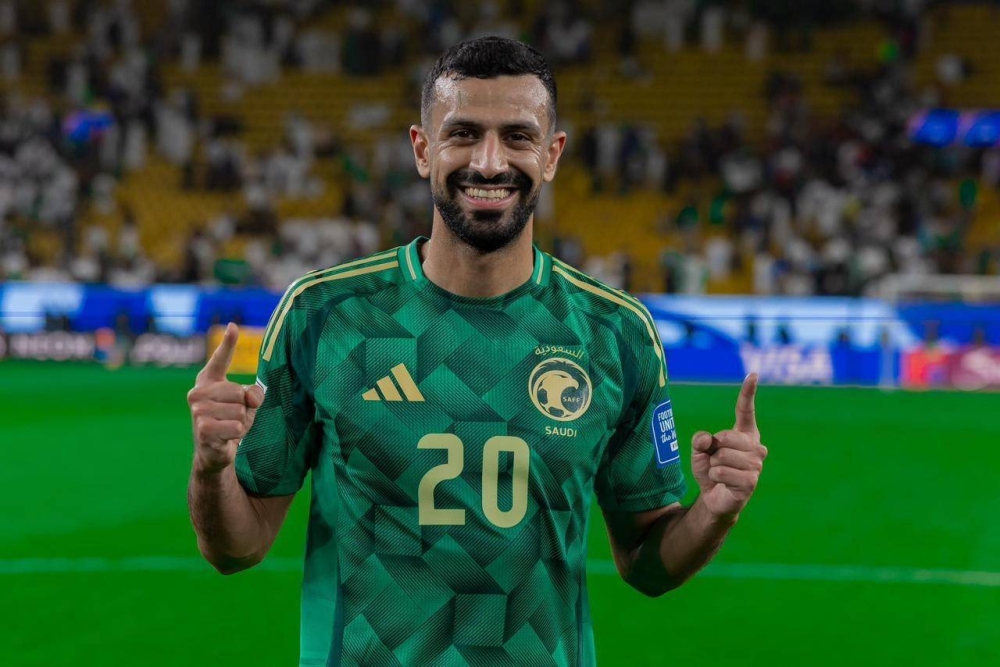 آل سالم يرتدي قميص القادسية آل سالم يرتدي قميص القادسية