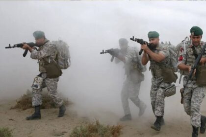 مصر تطالب بتجنب التصعيد.. وإيران تطلق مناورات عسكرية