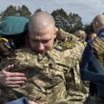 تبادل دفعة جديدة من الأسرى بين موسكو وكييف.. ووزير الخارجية الأوكراني: نسعى لإنهاء الحرب هذا العام