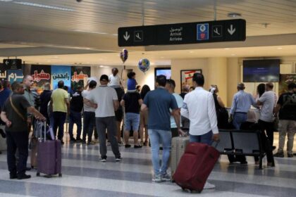 لبنان على خط التوتر: تعليق رحلات طيران.. وإغلاق مدارس الجنوب