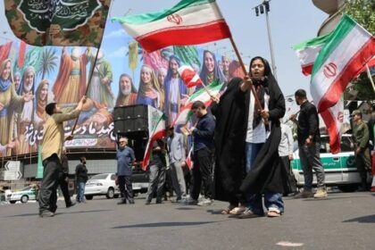 إسرائيل تغلق سفاراتها في العالم وتنصح رعاياها بإخفاء جنسياتهم