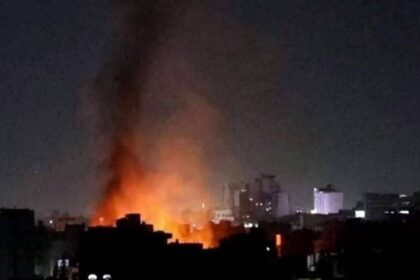 سقوط صاروخين واندلاع حريق في مطار مهرآباد بطهران