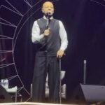 بعكاز وابتسامة.. تامر عاشور يتحدى الإصابة ويشعل حفل الكويت