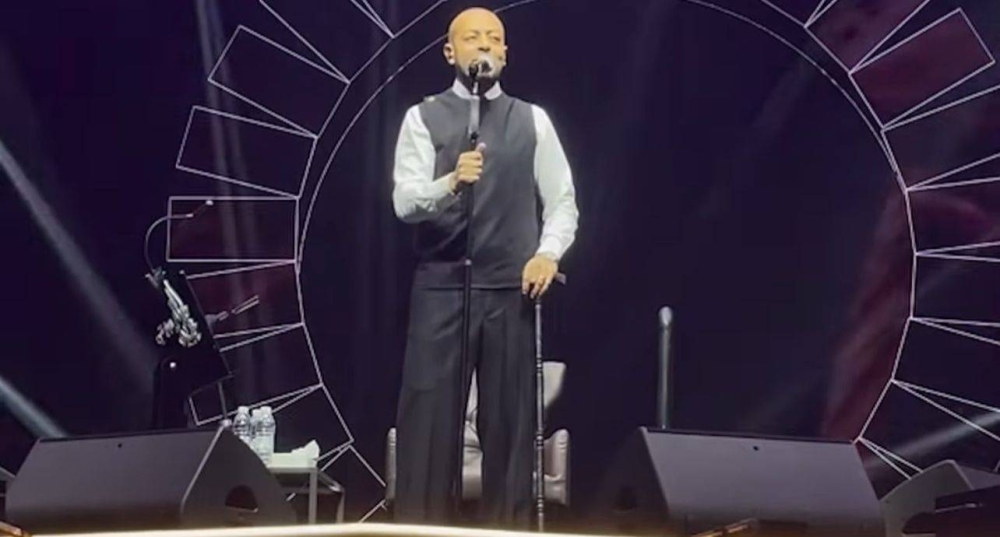 بعكاز وابتسامة.. تامر عاشور يتحدى الإصابة ويشعل حفل الكويت