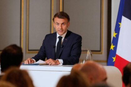 الرئيس الفرنسي يطالب إيران بضبط النفس وتجنب التصعيد بالمنطقة