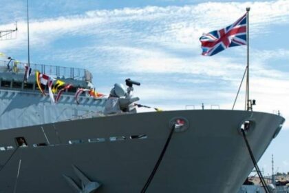 ستارمر يعلن نقل أصول عسكرية للمنطقة.. والبحرية الإيرانية: أوقفنا مدمرة تجسس بريطانية