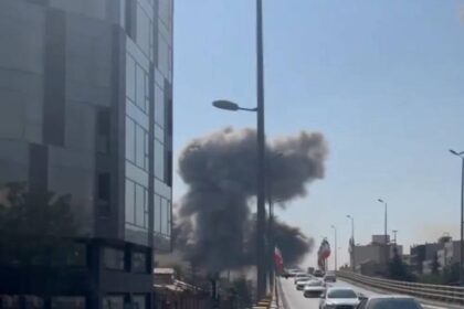 أنباء عن وساطة.. غارات متبادلة بين إيران وإسرائيل