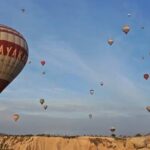 مأساة في سماء تركيا.. وفاة طيار وإصابة 19 سائحًا في تحطم منطاد