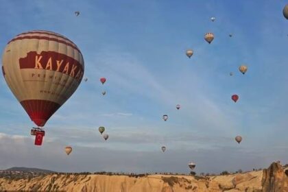 مأساة في سماء تركيا.. وفاة طيار وإصابة 19 سائحًا في تحطم منطاد