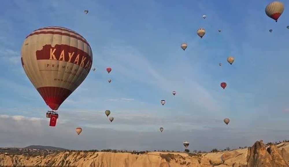 مأساة في سماء تركيا.. وفاة طيار وإصابة 19 سائحًا في تحطم منطاد