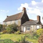 قصر تاريخي في ويلز بسعر شقة صغيرة في لندن!