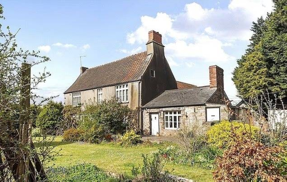 قصر تاريخي في ويلز بسعر شقة صغيرة في لندن!