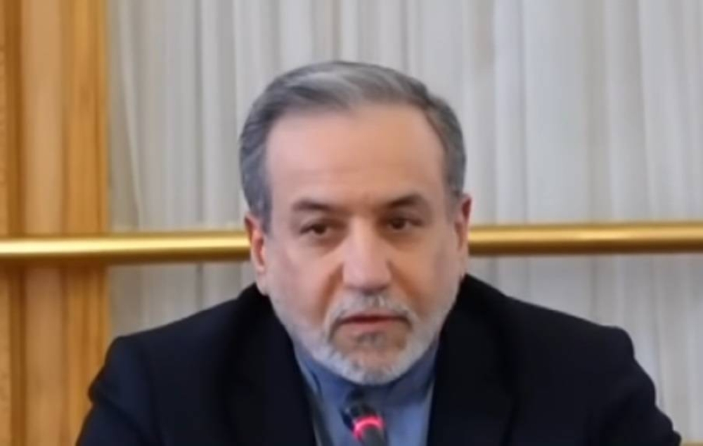 عراقجي: إسرائيل تجاوزت خطاً أحمر جديداً بضربها مواقع نووية إيرانية عراقجي: إسرائيل تجاوزت خطاً أحمر جديداً بضربها مواقع نووية إيرانية