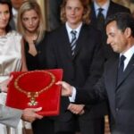 لماذا جَرّدت فرنسا رئيسها السابق ساركوزي من وسام جوقة الشرف؟