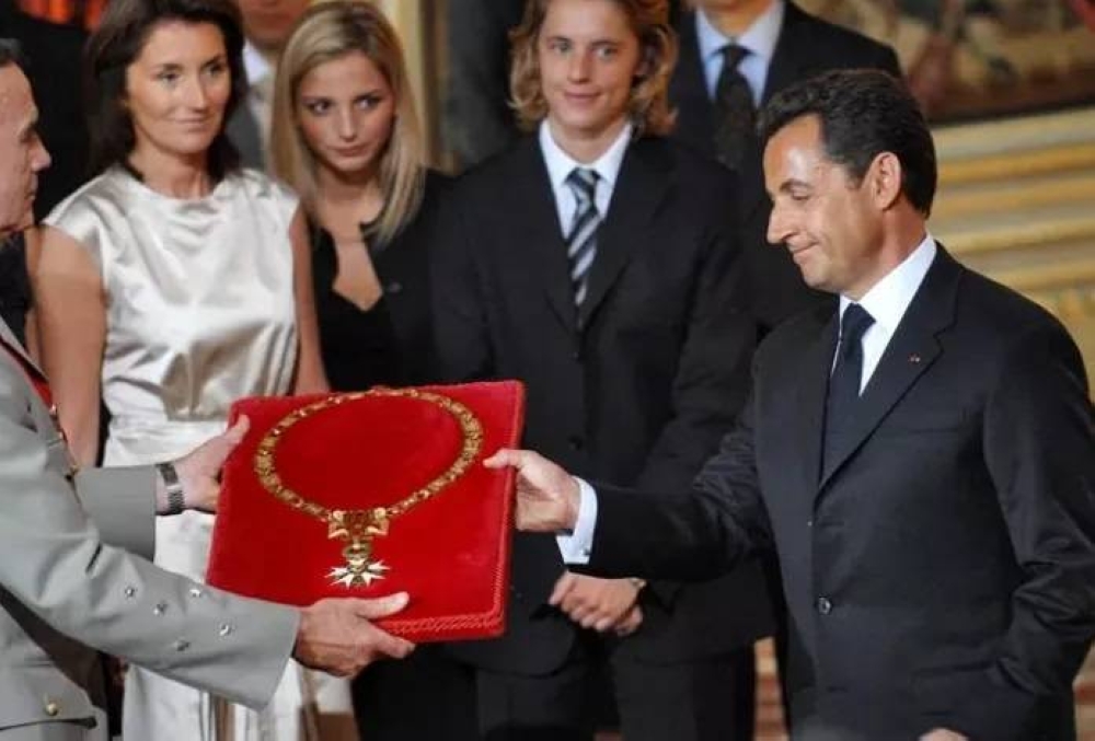 لماذا جَرّدت فرنسا رئيسها السابق ساركوزي من وسام جوقة الشرف؟
