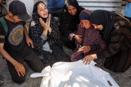 اعتقالات ومداهمات في الضفة.. والصحة الفلسطينية تحذر من كارثة طبية في غزة