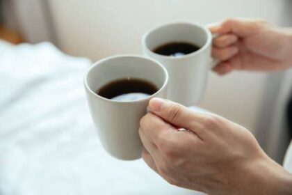 لعشاق قهوة الصباح.. لماذا عليك تأخيرها 90 دقيقة بعد الاستيقاظ؟