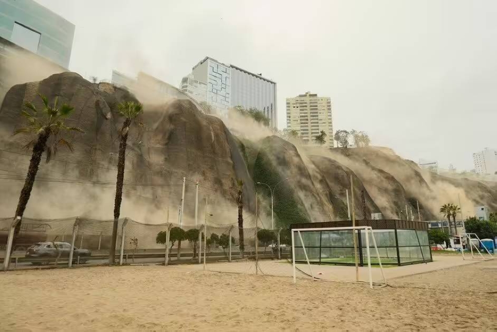 زلزال يتسبب في انهيارات أرضية بالعاصمة البيروفية زلزال يتسبب في انهيارات أرضية بالعاصمة البيروفية