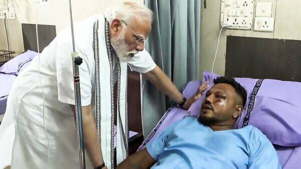 «رأيت المضيفة تموت».. «الناجي الوحيد» يكشف سر تحطم الطائرة الهندية !