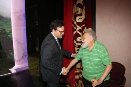 يحيى الفخراني على قدم وساق في بروفات مسرحيته «الملك لير».. تعرف على موعد العرض