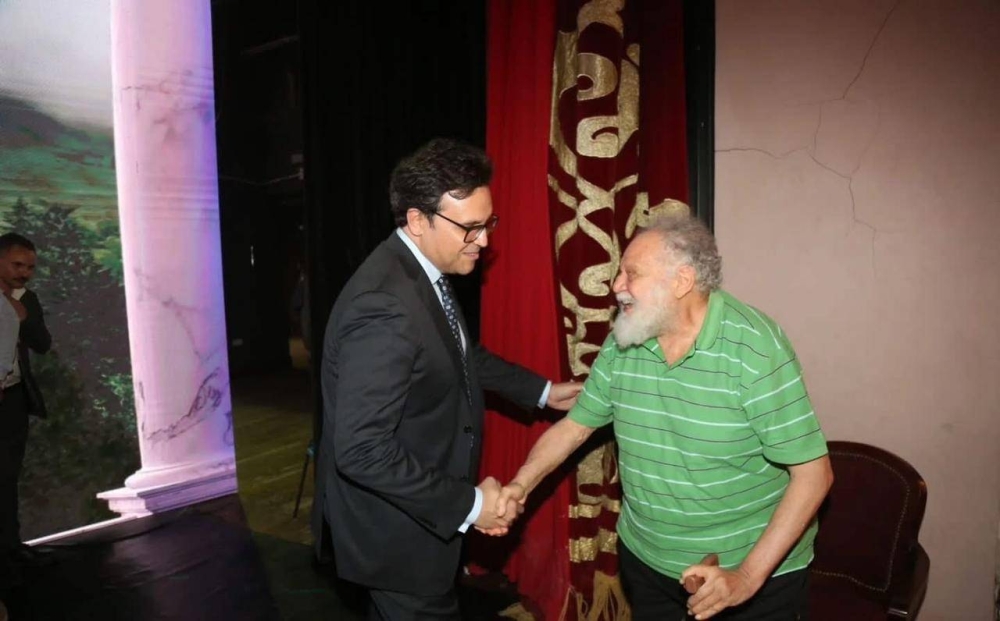 يحيى الفخراني على قدم وساق في بروفات مسرحيته «الملك لير».. تعرف على موعد العرض يحيى الفخراني على قدم وساق في بروفات مسرحيته «الملك لير».. تعرف على موعد العرض