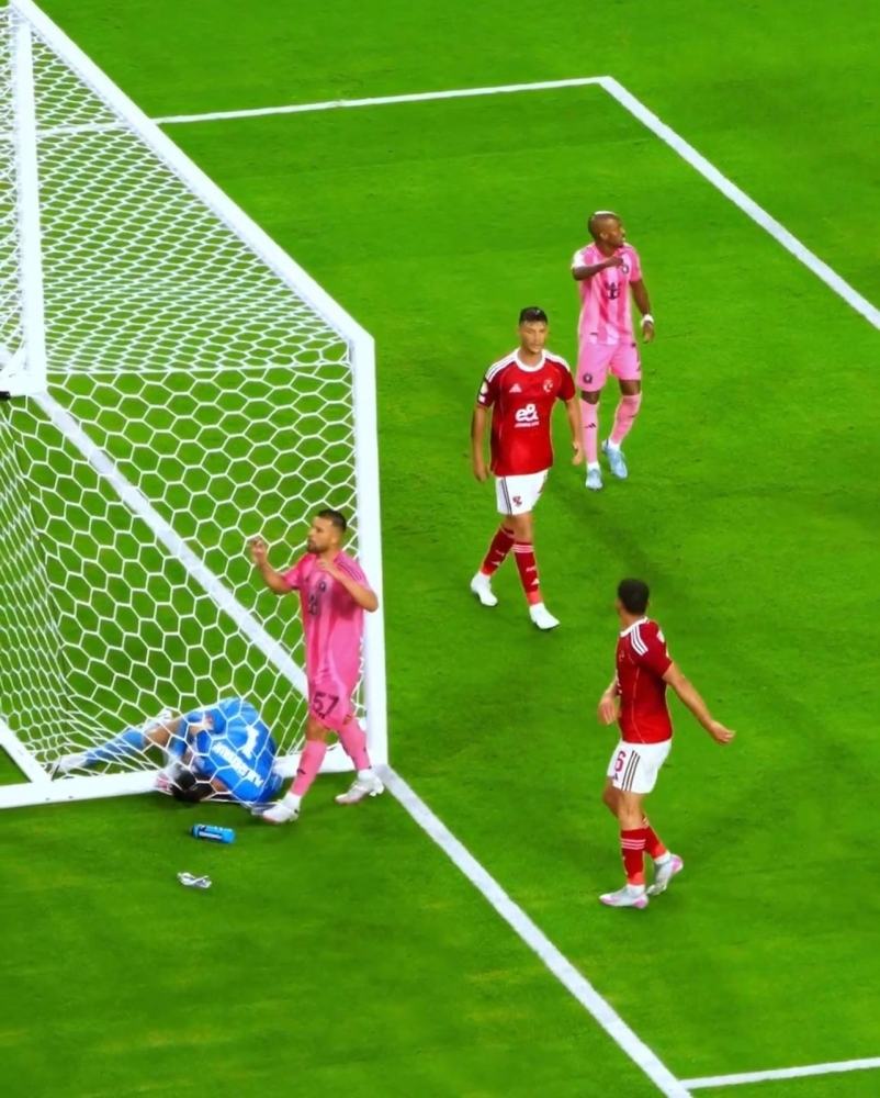 رديف لـ«عكاظ»: يحق للحكم إيقاف المباراة وتغيير المرمى رديف لـ«عكاظ»: يحق للحكم إيقاف المباراة وتغيير المرمى