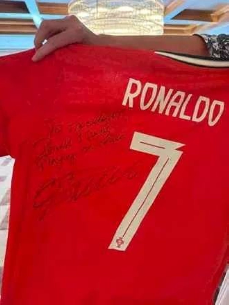 نلعب من أجل السلام.. رسالة وهدية خاصة من رونالدو لترمب نلعب من أجل السلام.. رسالة وهدية خاصة من رونالدو لترمب