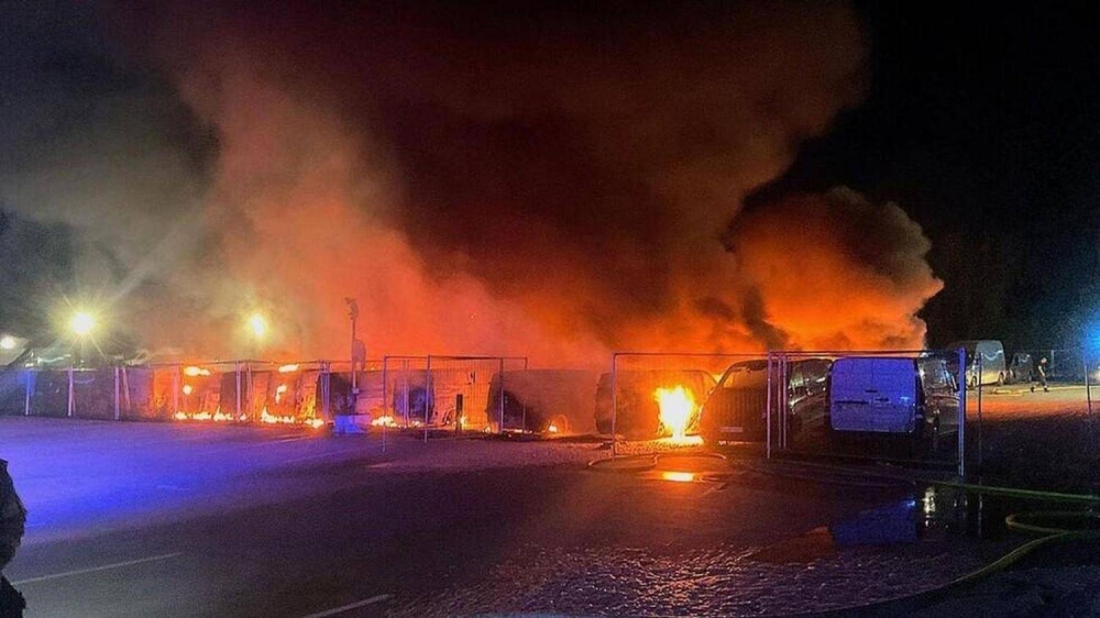 تخريب مروع بالعاصمة.. حريق يلتهم عشرات الشاحنات في برلين تخريب مروع بالعاصمة.. حريق يلتهم عشرات الشاحنات في برلين