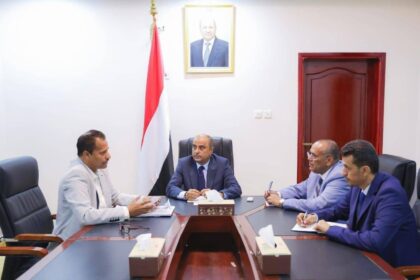 رئيس الحكومة اليمنية يؤكد على المسؤوليات التي تقع على عاتق السلطات المحلية في تقديم الخدمات وتحقيق الاستقرار
