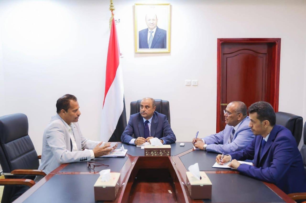 رئيس الحكومة اليمنية يؤكد على المسؤوليات التي تقع على عاتق السلطات المحلية في تقديم الخدمات وتحقيق الاستقرار رئيس الحكومة اليمنية يؤكد على المسؤوليات التي تقع على عاتق السلطات المحلية في تقديم الخدمات وتحقيق الاستقرار