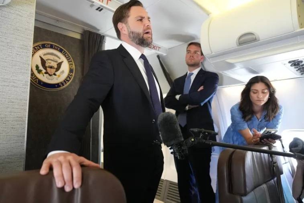 سيناتور يطالبه بتقديم الدعم لإسرائيل.. نائب الرئيس الأمريكي: ترمب قد يقرر اتخاذ إجراءات إضافية