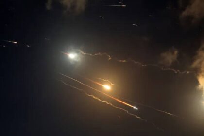 إيران تلوّح بـ«مفاجأة».. إسرائيل تعترض صواريخ فوق تل أبيب