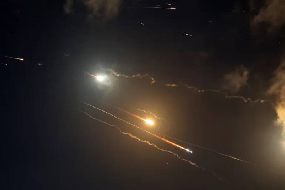 إيران تلوّح بـ«مفاجأة».. إسرائيل تعترض صواريخ فوق تل أبيب إيران تلوّح بـ«مفاجأة».. إسرائيل تعترض صواريخ فوق تل أبيب