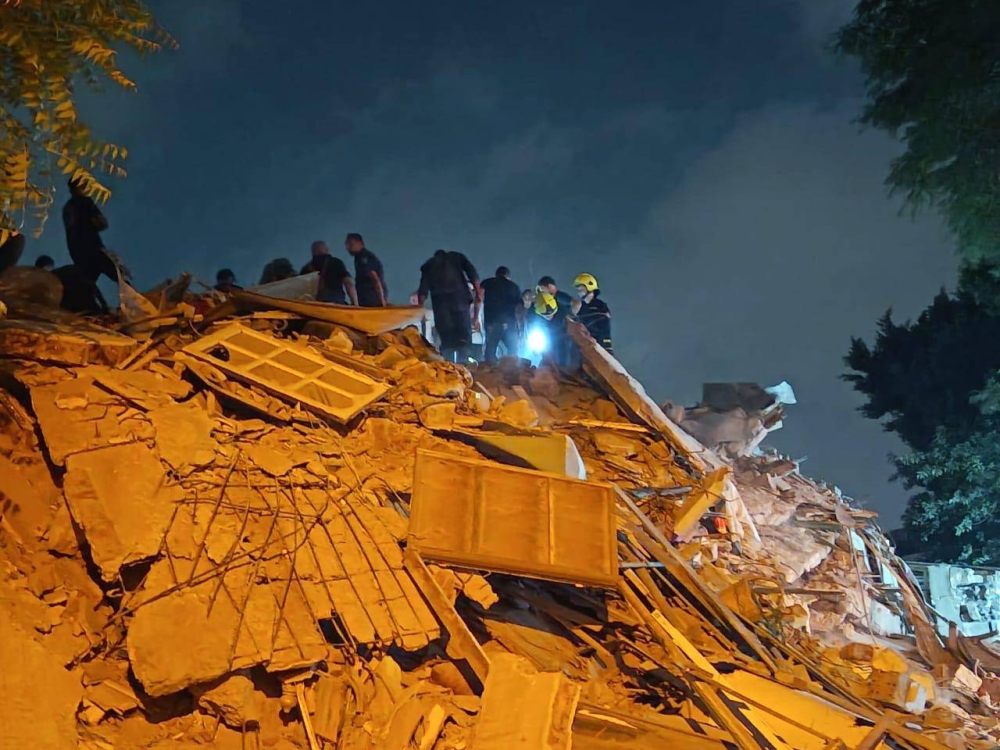 مصر.. انهيار عمارة «نور الشريف».. وسقوط ضحايا مصر.. انهيار عمارة «نور الشريف».. وسقوط ضحايا