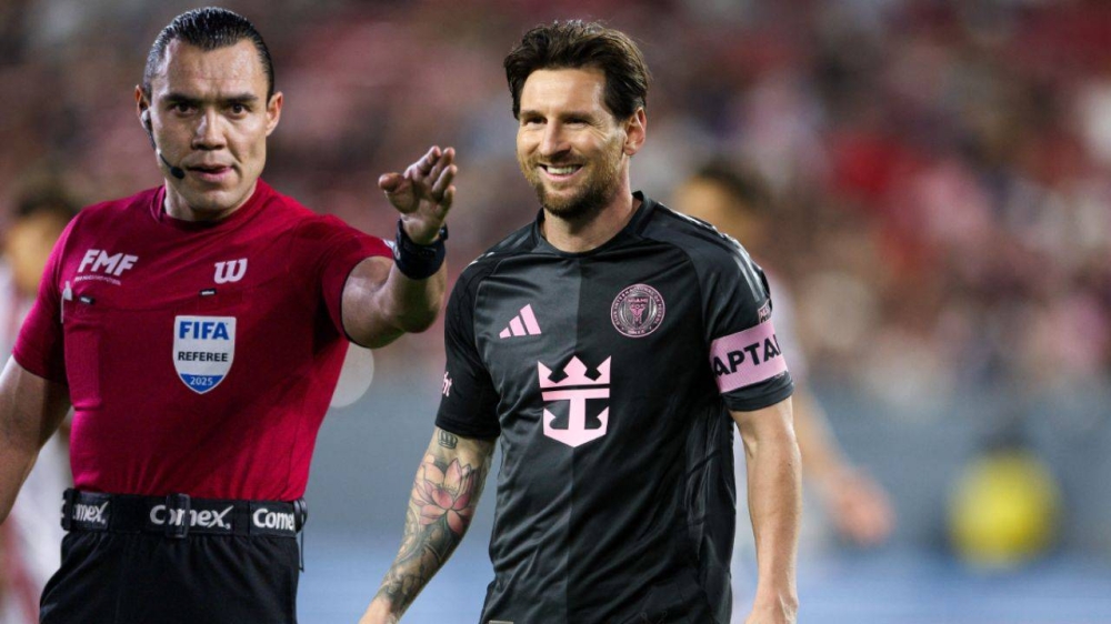 حكم «قميص ميسي» يدير قمة المنتخب السعودي أمام أمريكا!