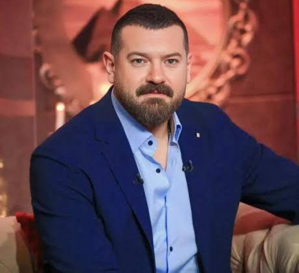 عمرو يوسف بطلاً لـ«موسم صيد الغزلان» في أولى تجاربه مع أحمد مراد عمرو يوسف بطلاً لـ«موسم صيد الغزلان» في أولى تجاربه مع أحمد مراد