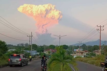 إندونيسيا.. عمليات إجلاء وإلغاء 20 رحلة جوية عقب ثوران بركاني