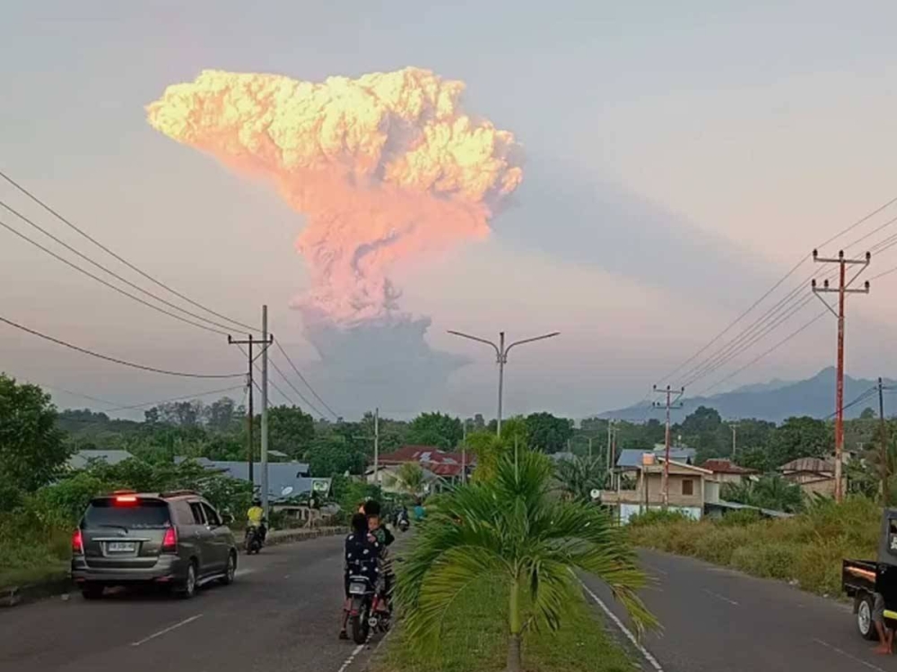 إندونيسيا.. عمليات إجلاء وإلغاء 20 رحلة جوية عقب ثوران بركاني إندونيسيا.. عمليات إجلاء وإلغاء 20 رحلة جوية عقب ثوران بركاني