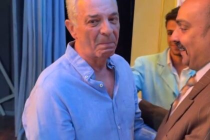 بكاء وتأثر محمود حميدة أثناء مشاهدته العرض المسرحي بمسرح الهناجر.. ما السبب؟