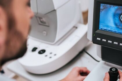 أطباء: فحص العين مفتاح الكشف المبكر عن 270 مرضاً خطيراً