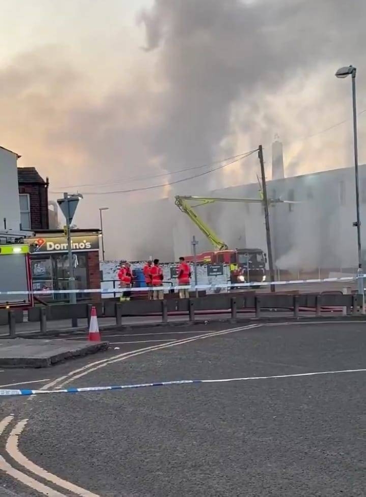 حريق هائل في ميدلتون.. سلطات مانشستر تحذر من غازات بطاريات الليثيوم حريق هائل في ميدلتون.. سلطات مانشستر تحذر من غازات بطاريات الليثيوم