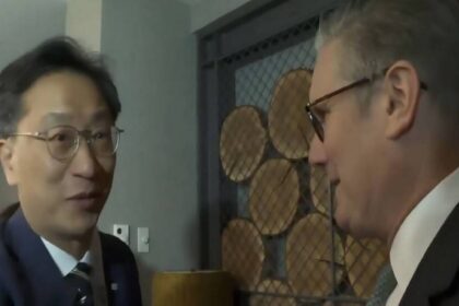 «موقف محرج».. ستارمر يصافح مترجماً بدلاً من رئيس كوريا الجنوبية