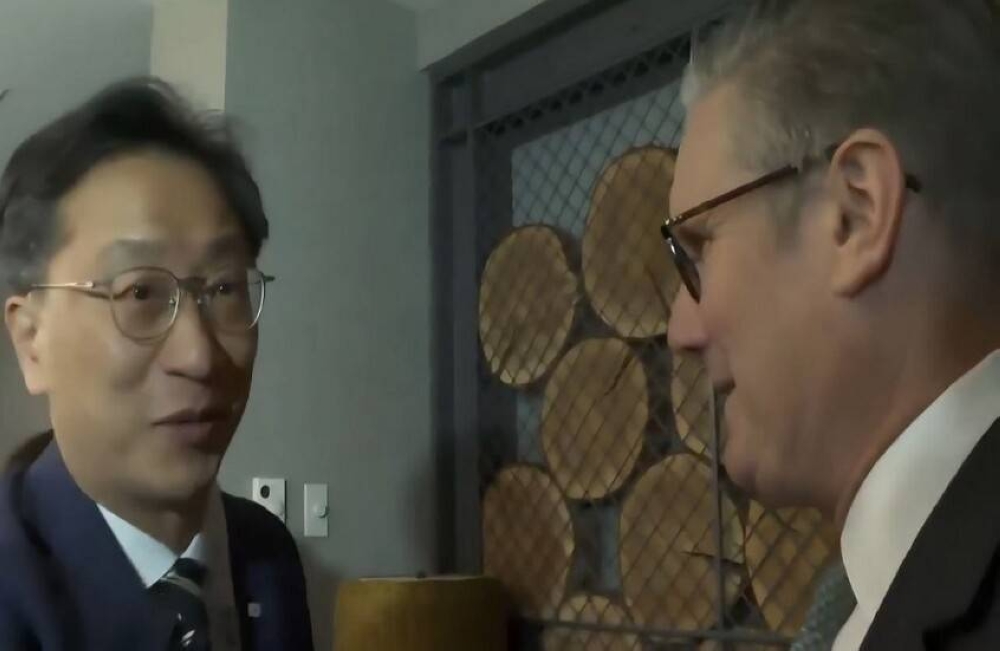 «موقف محرج».. ستارمر يصافح مترجماً بدلاً من رئيس كوريا الجنوبية «موقف محرج».. ستارمر يصافح مترجماً بدلاً من رئيس كوريا الجنوبية