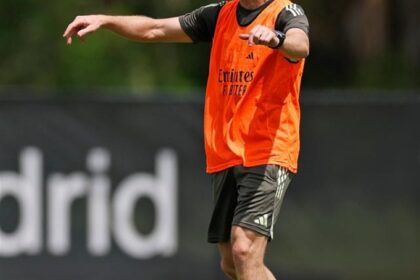 ألونسو يراقب تدريبات ريال مدريد بطائرات «درون»