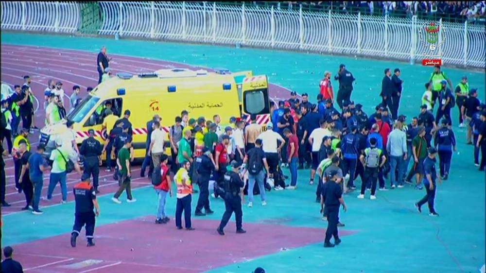 حادثة سقوط تفسد أفراح مولودية في ليلة التتويج حادثة سقوط تفسد أفراح مولودية في ليلة التتويج