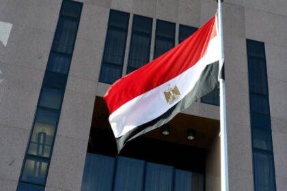 بعد قصف إيران.. مصر تطالب بالتهدئة وحماية المدنيين