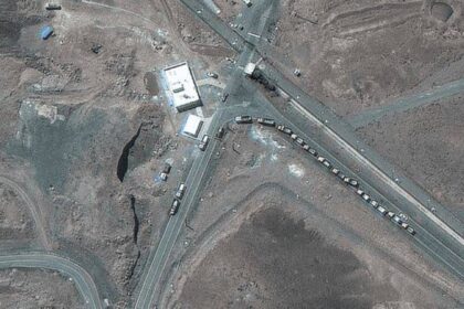 الأقمار الصناعية تظهر 16 شاحنة حول منشأة فوردو